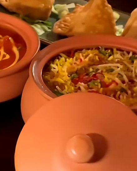 برياني في قدر فخار مفتوح